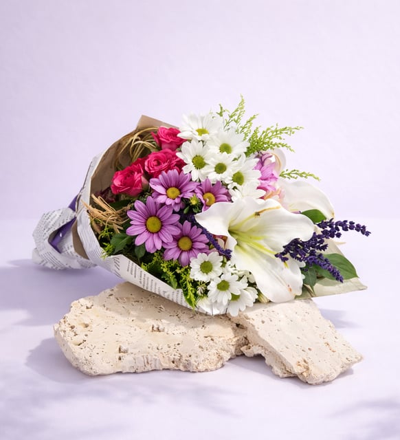 Gazete Bukette Beyaz Lilyum ve Pembe Papatyalar