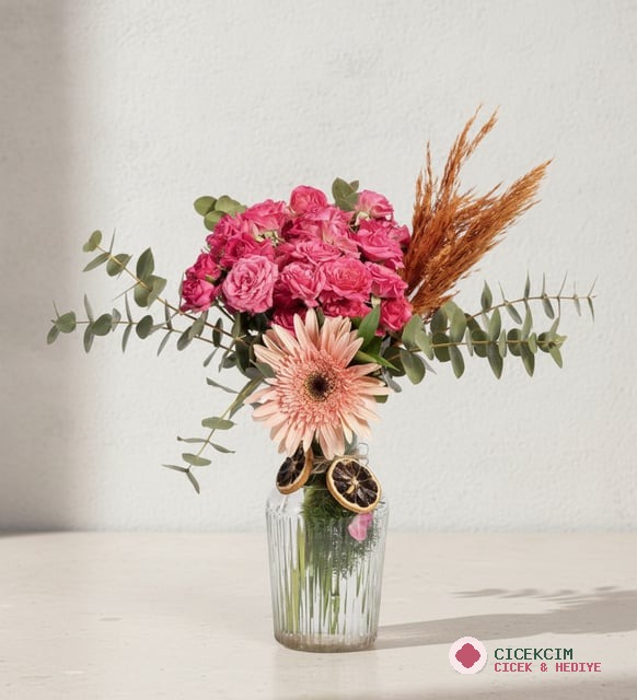 Çizgili Cam Vazoda Pembe Gerbera ve Çardak Güller
