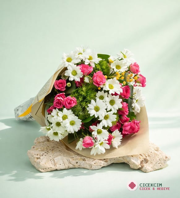 Gazete Bukette Pembe Çardak Güller ve Papatyalar